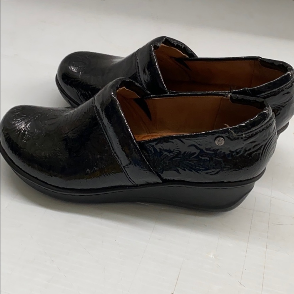Nurture Clogs size 7.5 black paisley - Picture 1 of 7
